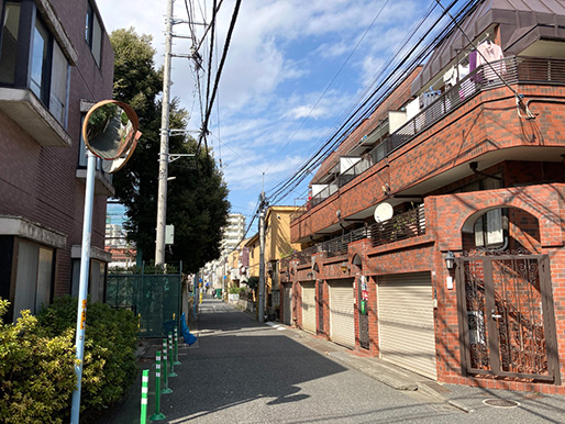 高円寺の住宅地には高層の建物がほとんどありません。