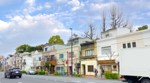 清澄庭園の脇の駅前通りには昔ながらの建物が残り、当時の街並みを楽しめます。