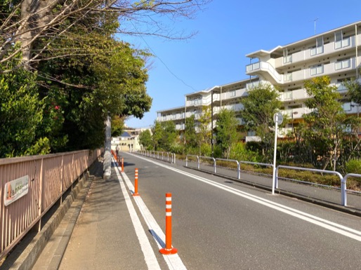 にぎやかな駅周辺とは対照的に静かな住環境。道路が整備され、道幅が広くなった道路も。