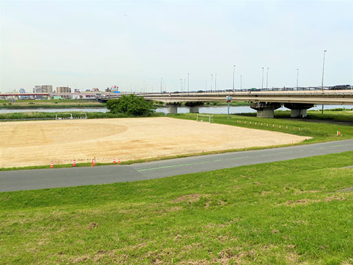 北千住駅の北側にある荒川河川敷は、かつて学園系テレビドラマのオープニングでも有名になったロケ地