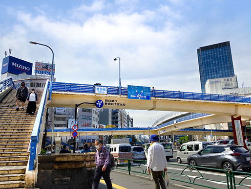 飯田橋駅東口歩道橋