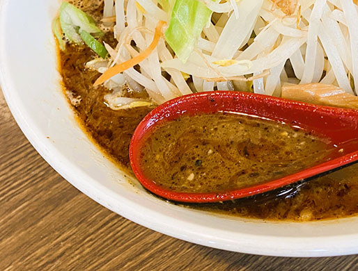 船橋ソースラーメンのスープはソースの酸味と辛味がまじり合い、懐かしい味わい