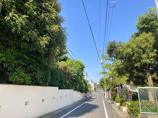 荻窪駅から少し離れると、閑静な住宅街が広がっています