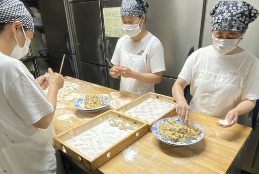 「你好」の職人が餃子を作っている姿